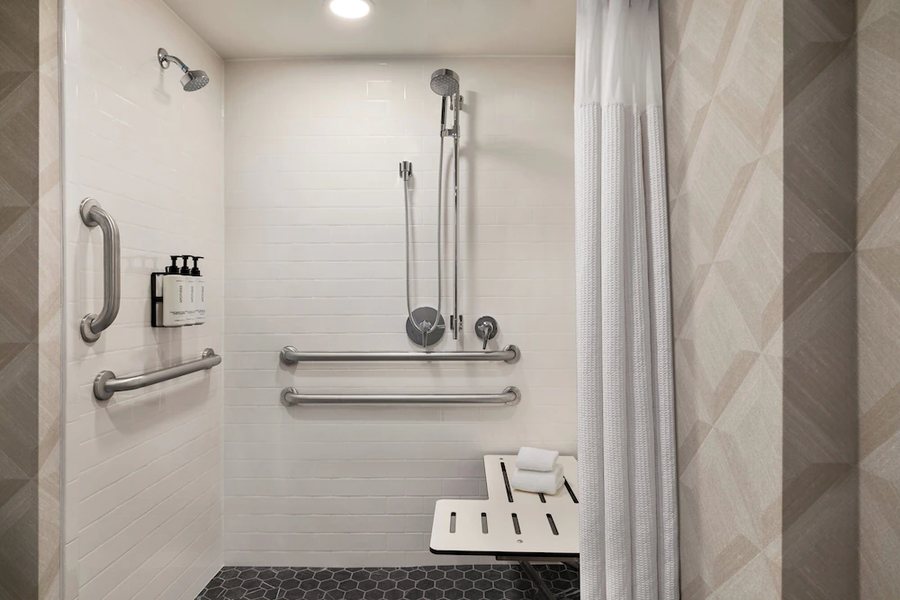 Crowne Plaza Louisville Airport Expo Ctr By IHG — Bathroom