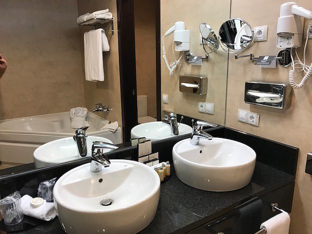 Crowne Plaza Madrid Airport By IHG — Bathroom