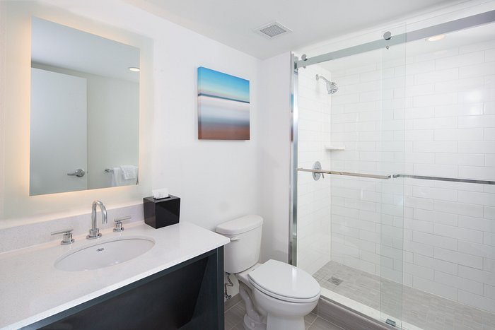 Crowne Plaza Melbourne Oceanfront By IHG Melbourne Brevard County Florida — Bathroom