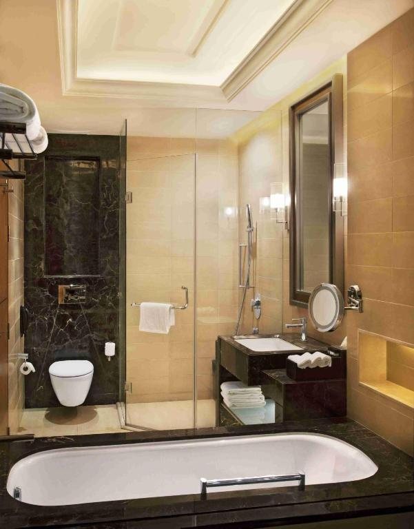 Crowne Plaza New Delhi Mayur Vihar Noida By IHG — Bathroom