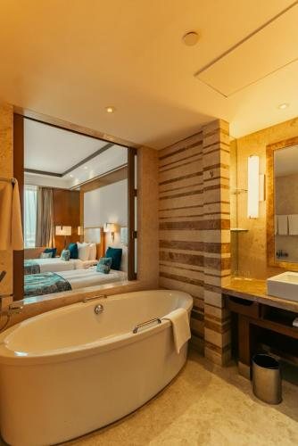 Crowne Plaza New Delhi Okhla By IHG — Bathroom