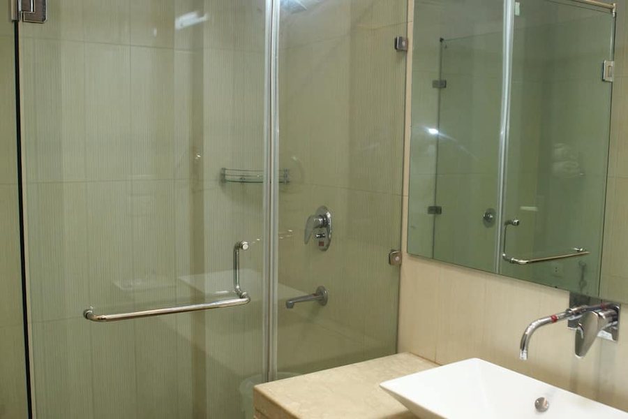 Crowne Plaza New Delhi Rohini By IHG — Bathroom