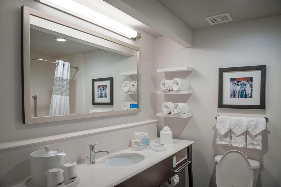 Crowne Plaza New Orleans French Qtr Astor by IHG — Bathroom
