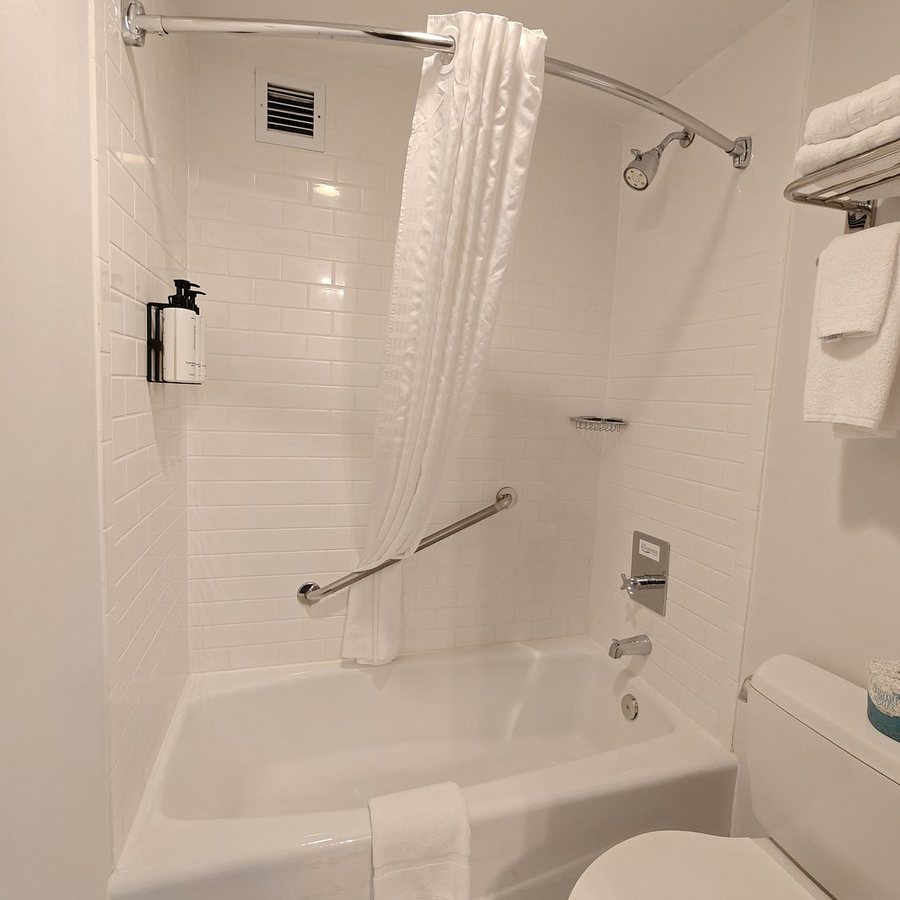 Crowne Plaza Niagara Falls Ny Riverside By IHG — Bathroom