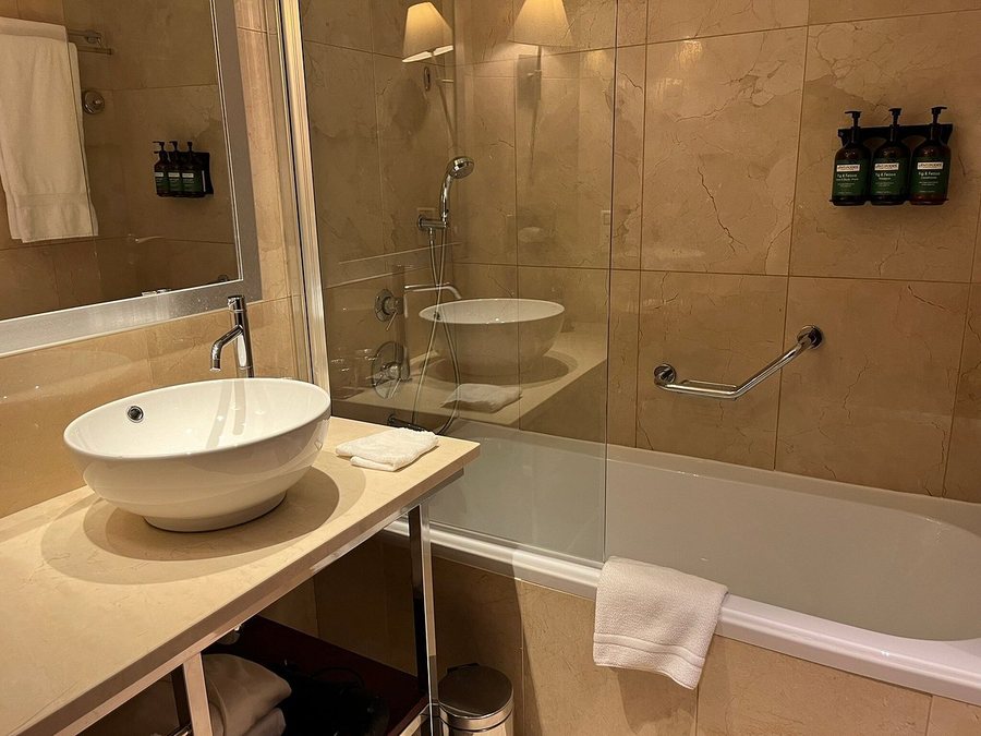 Crowne Plaza Porto By IHG — Bathroom