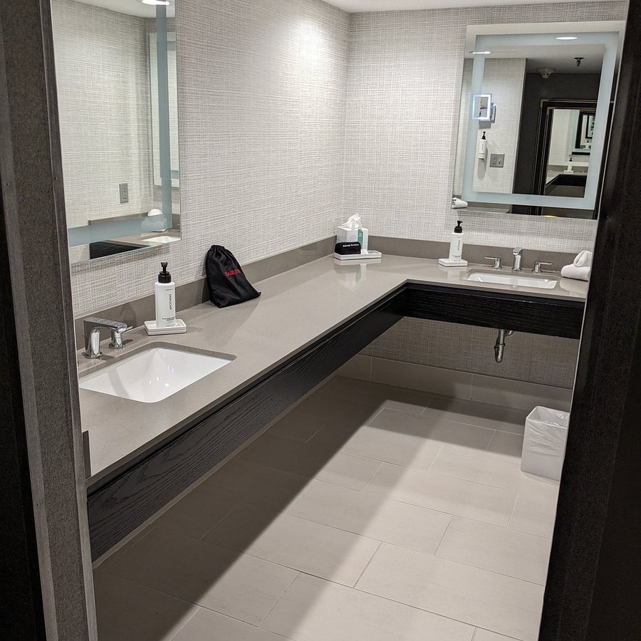 Crowne Plaza Providence Warwick Airport by IHG — Bathroom
