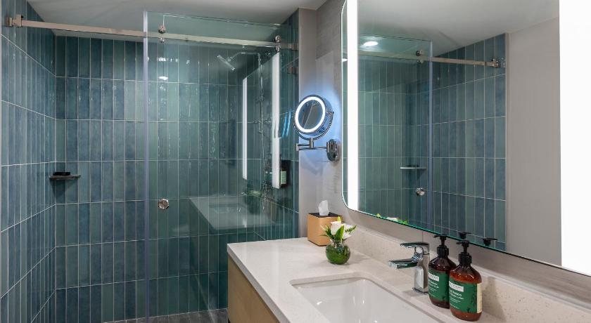 Crowne Plaza Resort Saipan by IHG — Bathroom