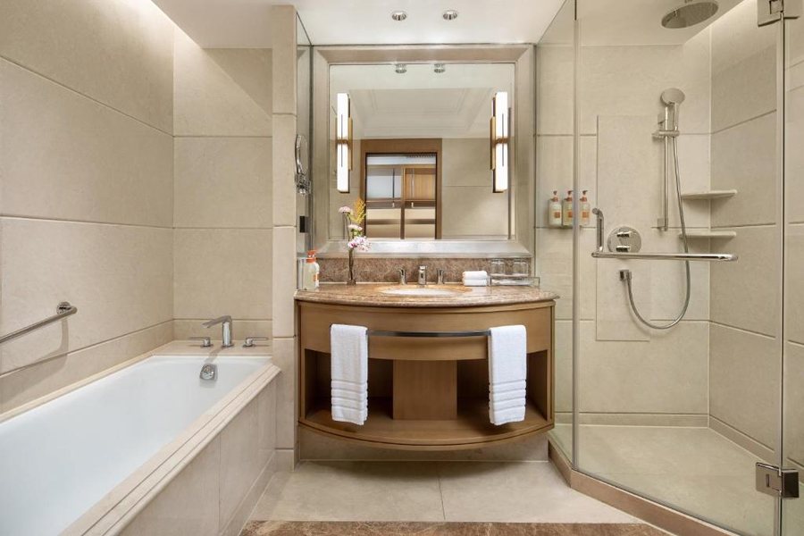 Crowne Plaza Shanghai Fudan by IHG — Bathroom