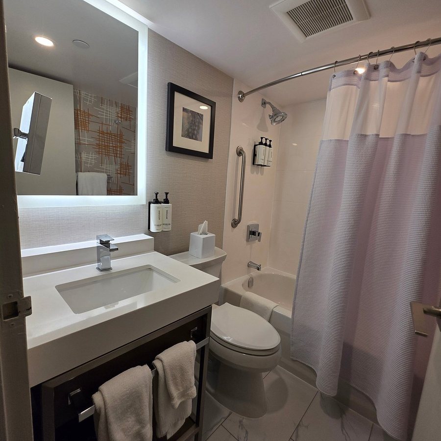 Crowne Plaza Toronto Airport by IHG Toronto Ontario — Bathroom