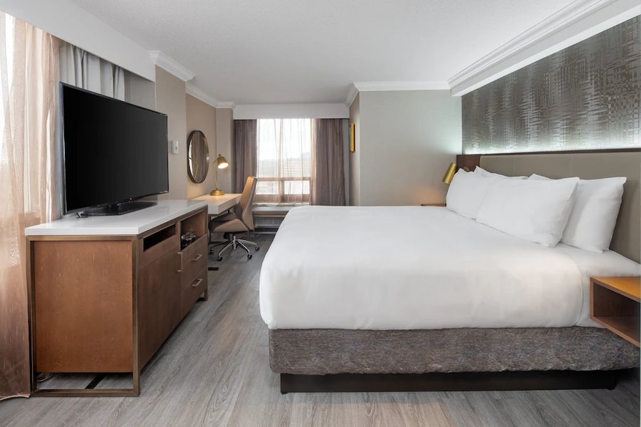 Crowne Plaza Toronto Airport by IHG Toronto Ontario — Guest room