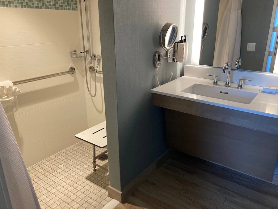 Crowne Plaza Ventura Beach By IHG Ventura California — Bathroom