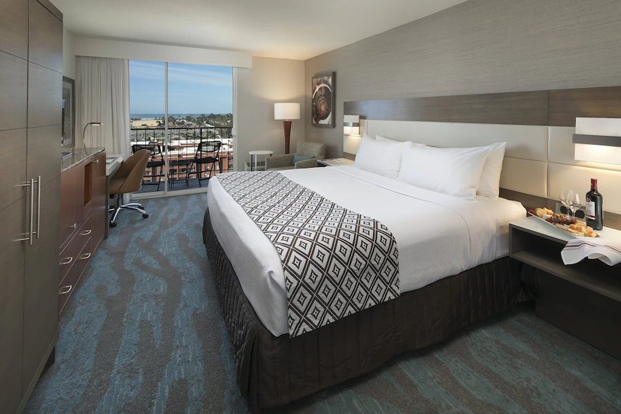 Crowne Plaza Ventura Beach By IHG Ventura California — Guest room
