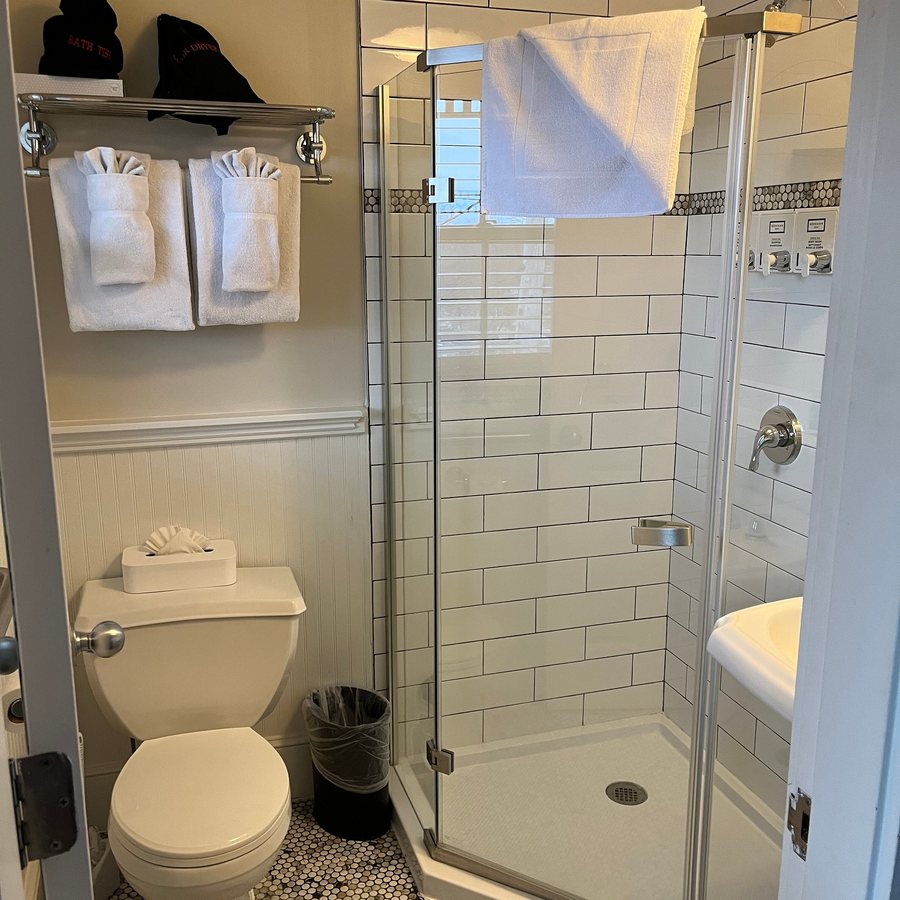 Crowne Pointe Historic Inn Spa Restaurant — Bathroom