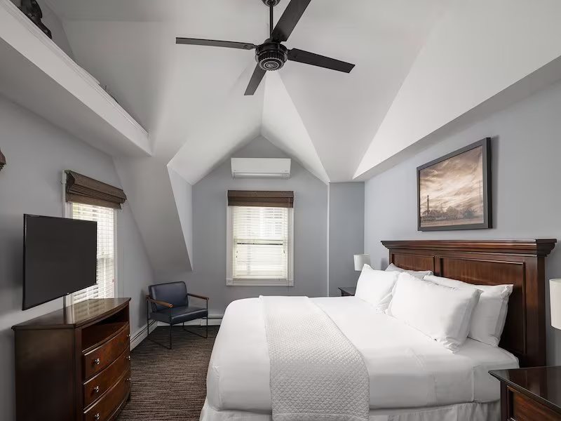 Crowne Pointe Historic Inn Spa Restaurant — Guest room