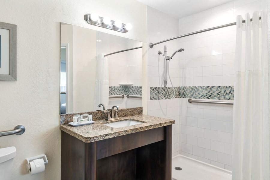 Crystal Beach Suites Oceanfront Hotel Miami Beach Florida — Bathroom