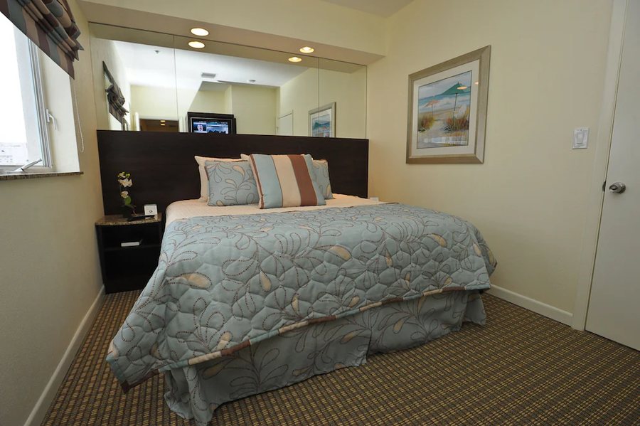 Crystal Beach Suites Oceanfront Hotel Miami Beach Florida — Guest room