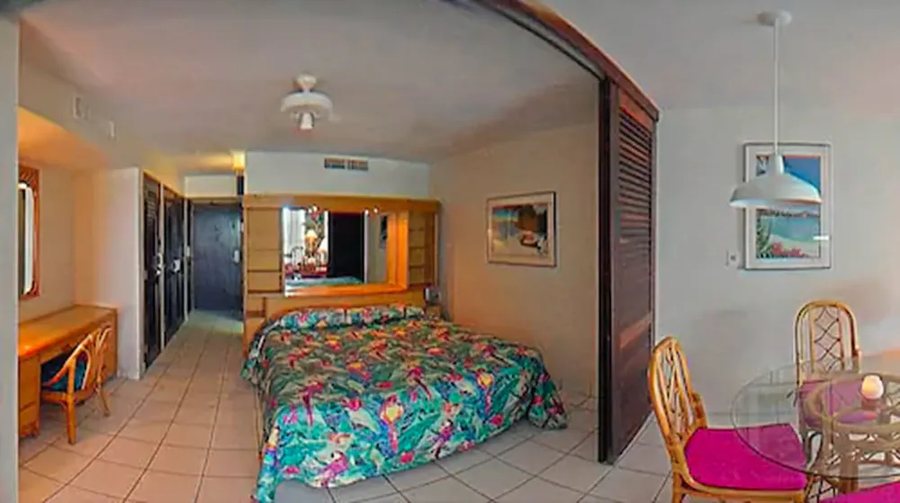 Crystal Cove Beach Resort on Sapphire Bay — Guest room