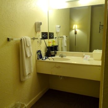 Crystal Cove Hotel — Bathroom