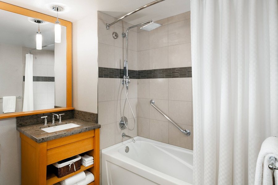 Crystal Crag Lodge — Bathroom