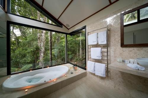 Crystal Creek Lodge — Bathroom