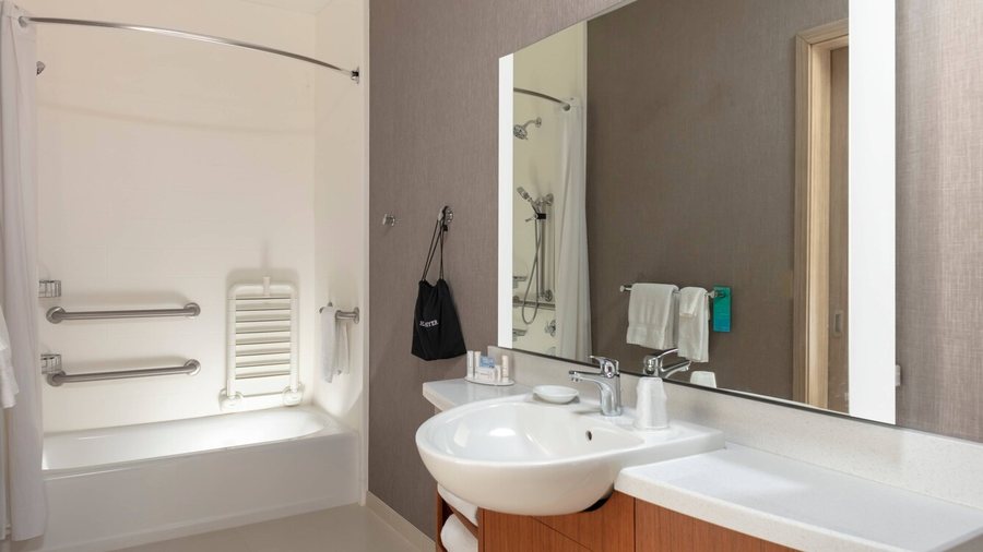 Crystal Inn Hotel Suites Great Falls — Bathroom