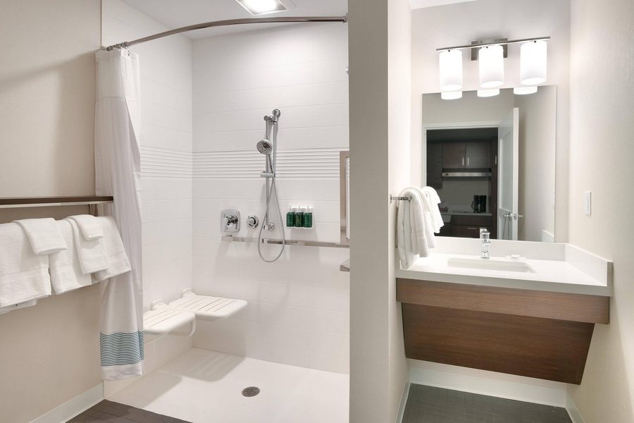 Crystal Inn Hotel Suites — Bathroom