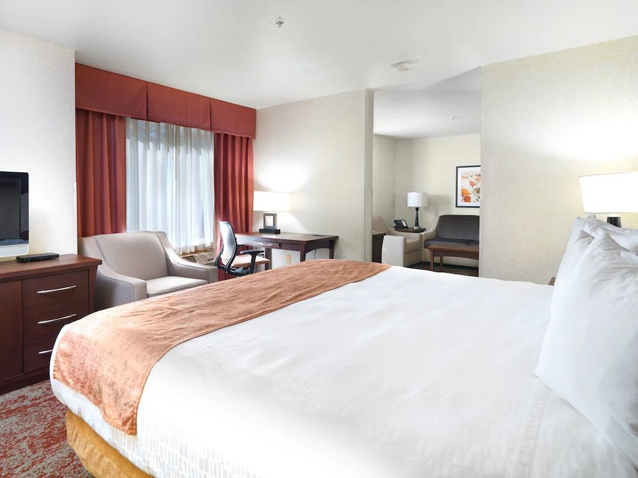 Crystal Inn Hotel Suites — Guest room