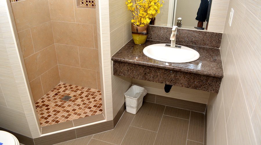 Crystal Lodge Motel — Bathroom