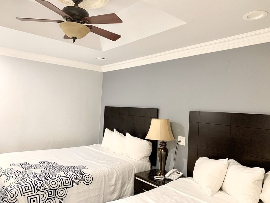 Crystal Lodge Motel — Guest room