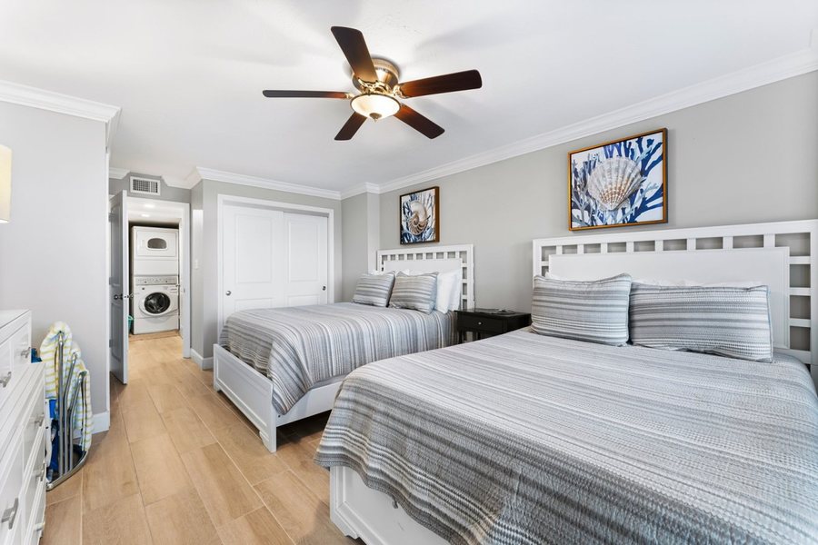 Crystal Sands Condominiums — Guest room