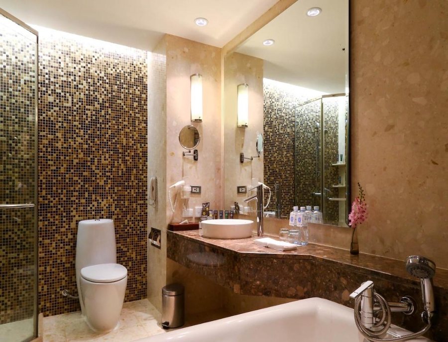 Crystal Suites Suvarnabhumi Airport — Bathroom