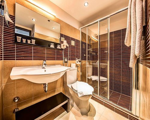 Csaszar Hotel — Bathroom