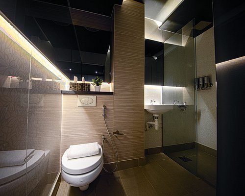 CUBE Boutique Capsule Hotel Kampong Glam — Bathroom