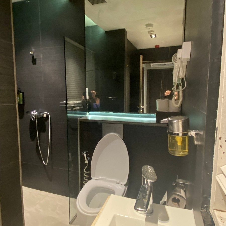CUBE Family Boutique Capsule Hotel Chinatown — Bathroom
