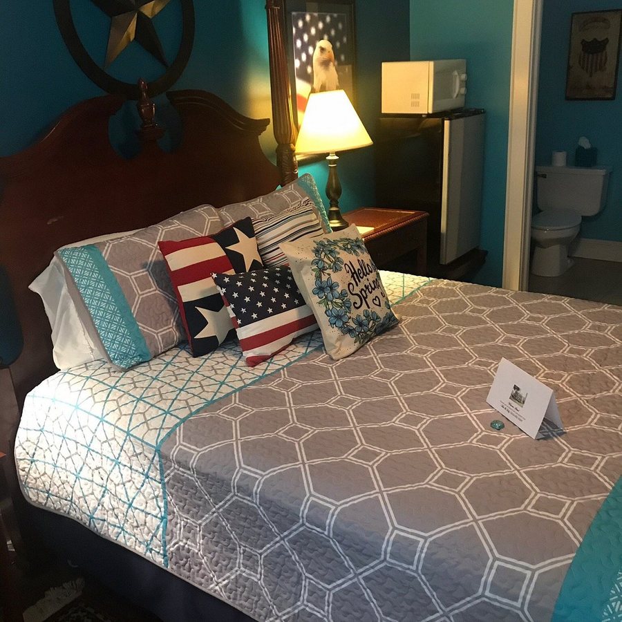 Culpepper Inn Bed and Breakfast — Guest room