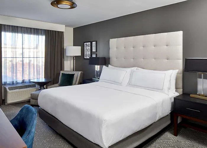 Cumberland House Knoxville Tapestry Collection By Hilton — Guest room
