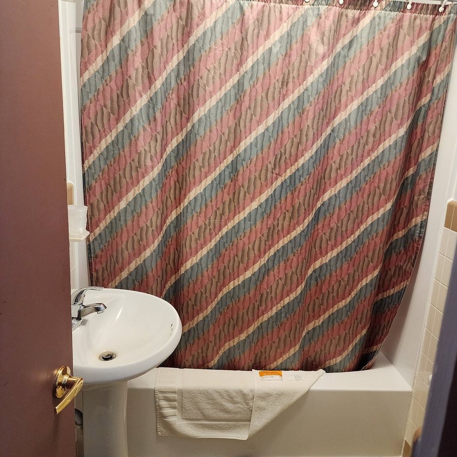 Curley s Paradise Motel — Bathroom