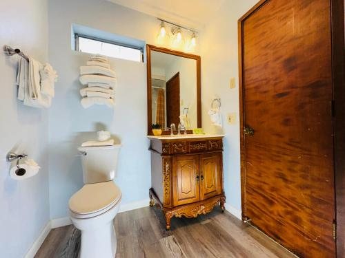 Curly Redwood Lodge — Bathroom