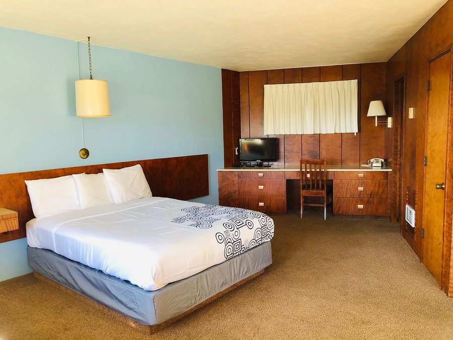 Curly Redwood Lodge — Guest room