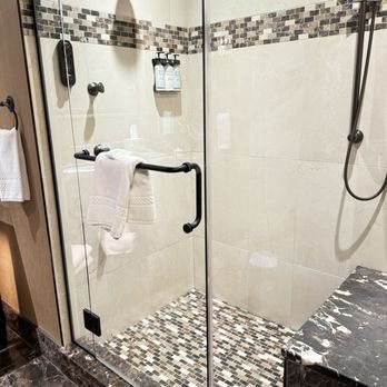 Curtiss Hotel Ascend Hotel Collection — Bathroom