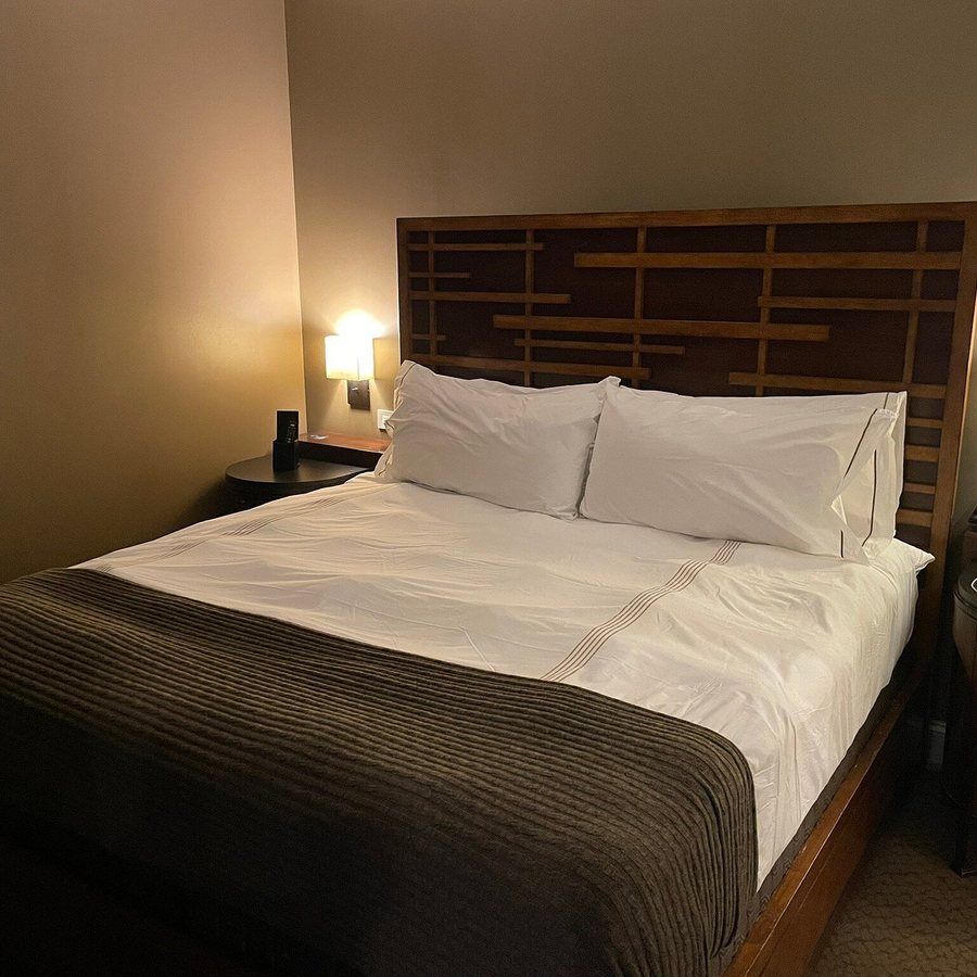 Curtiss Hotel Ascend Hotel Collection — Guest room