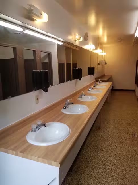 Custer Crazy Horse Camprgound Cabin 13 Coffee Shop — Bathroom