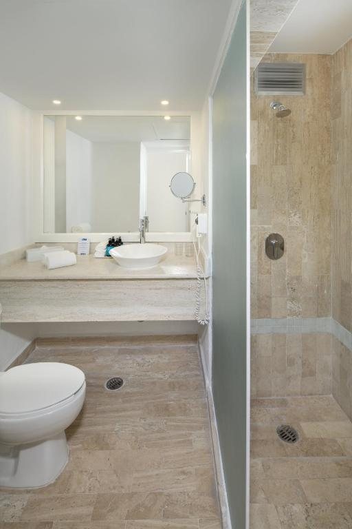 Cyan Cancun Hotel Spa — Bathroom