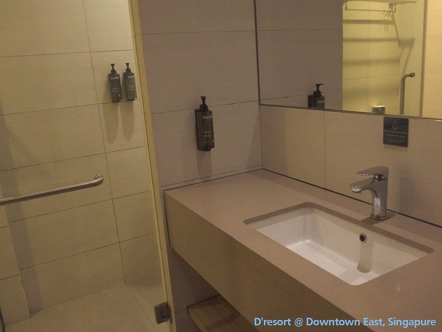 D Hotel Singapore — Bathroom