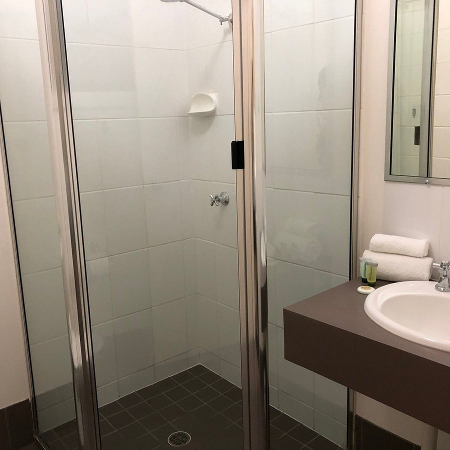 Dabbs Hotel — Bathroom