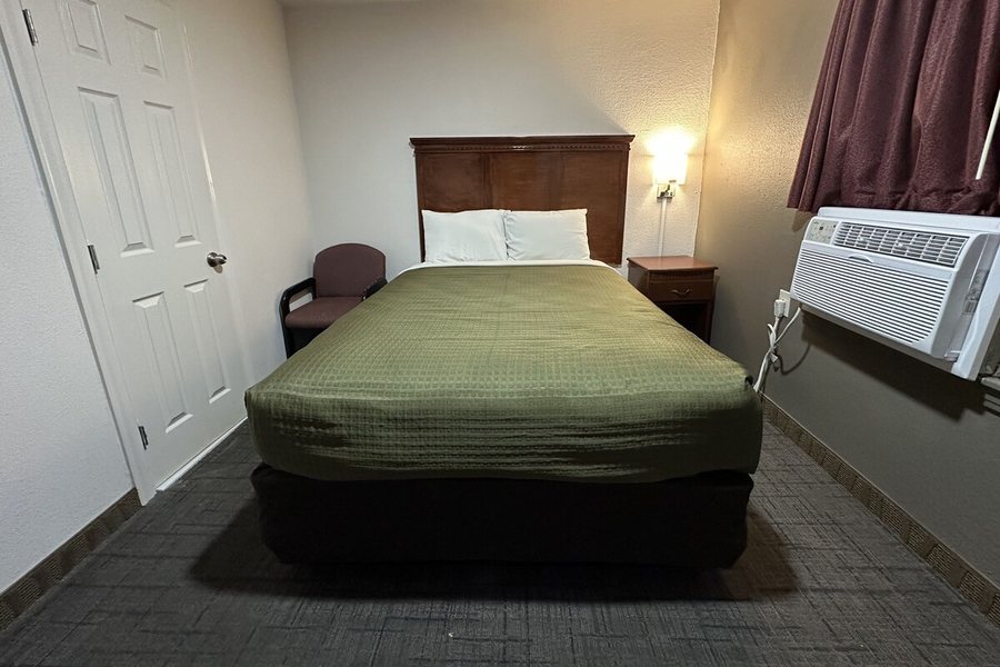 Dabbs Hotel — Guest room