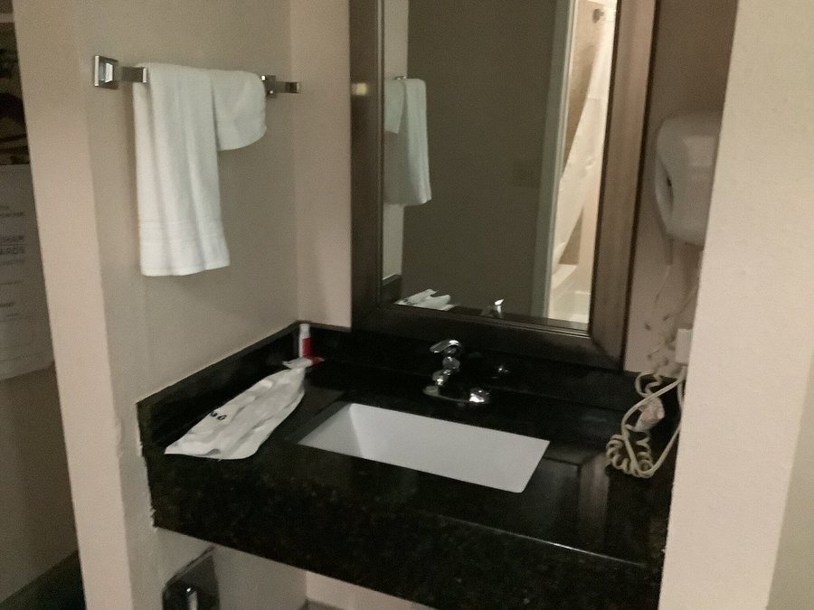 Dahlonega Inn On Main — Bathroom