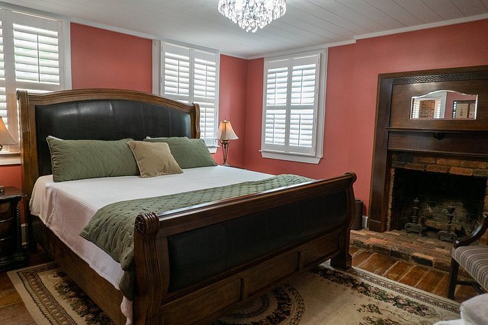 Dahlonega Inn On Main — Guest room