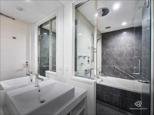 Daiwa Roynet Hotel Nishi Shinjuku — Bathroom
