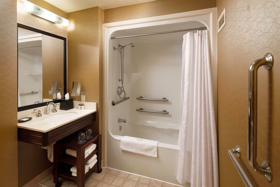 Dakotah Lodge — Bathroom